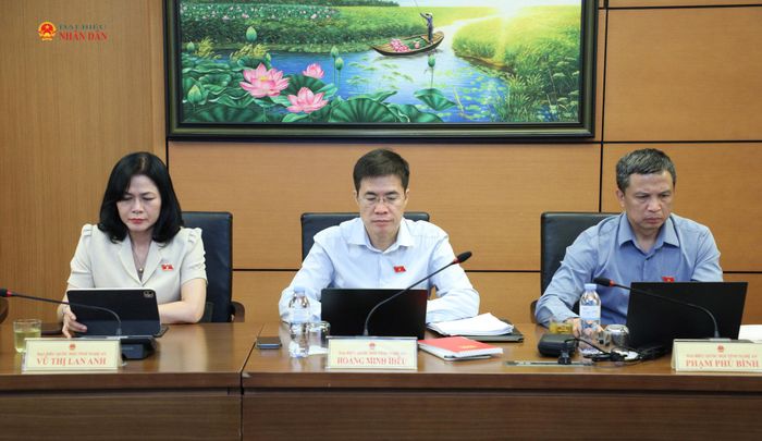 Các ĐBQH tỉnh Nghệ An tham dự phiên thảo luận tổ