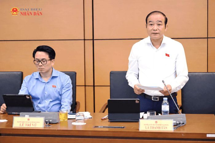 ĐBQH Lã Thanh Tân (TP. Hải Phòng) phát biểu tại thảo luận tổ 3. Ảnh: Lâm Hiển