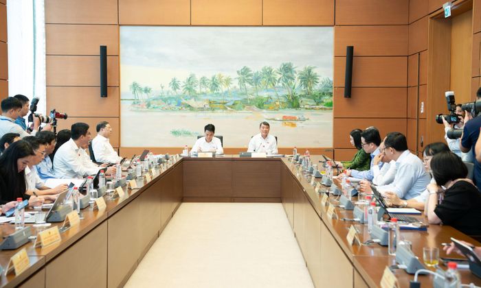 Toàn cảnh phiên thảo luận tại Tổ 3. Ảnh: Lâm Hiển