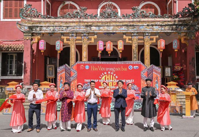 Cắt băng khai mạc Liên hoan. Ảnh: Trung tâm Bảo tồn Di tích Cố đô Huế
