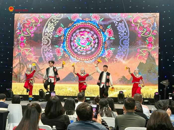Tiết mục giới thiệu nghệ thuật truyền thống Hồng Hà