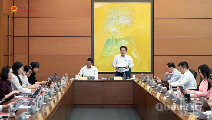 Quang cảnh thảo luận tại Tổ 4. Ảnh: Lâm Hiển