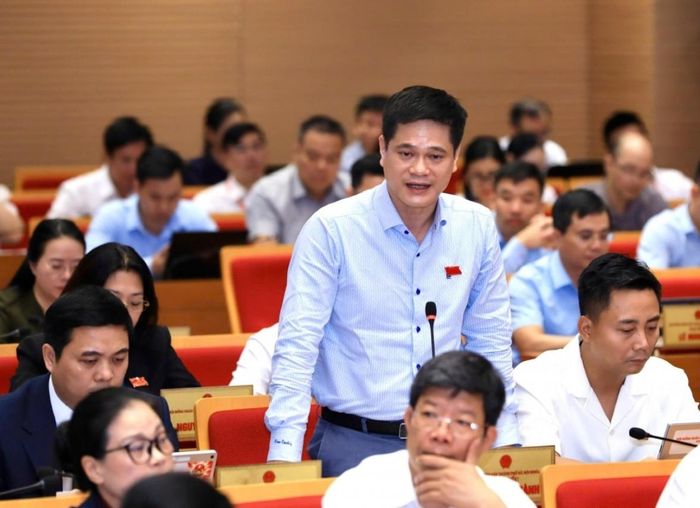 Đại biểu chất vấn tại phiên họp.