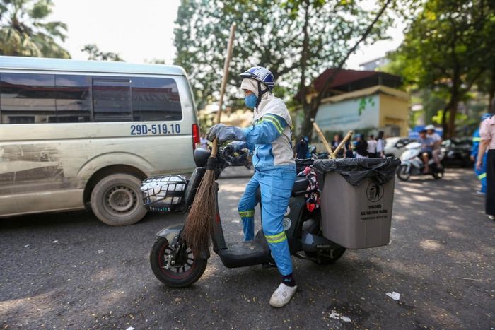 Xe điện được ứng dụng để giúp công nhân đi lại thuận tiện, không gây ảnh hưởng đến phát thải.