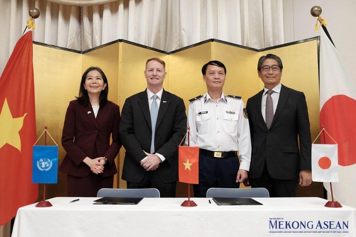 Từ trái sang phải: Điều phối viên Thường trú Liên hợp quốc tại Việt Nam Pauline Tamesis; Ông David O’Connell, Điều phối viên khu vực Đông Nam Á của Chương trình Toàn cầu về Phòng, chống Tội phạm trên biển (GMCP) thuộc UNODC; Thiếu tướng Lương Đình Hưng, Phó Tư lệnh Pháp luật Cảnh sát biển Việt Nam và Đại sứ Nhật Bản tại Việt Nam Ito Naoki. Ảnh: Tùng Dương/Mekong ASEAN