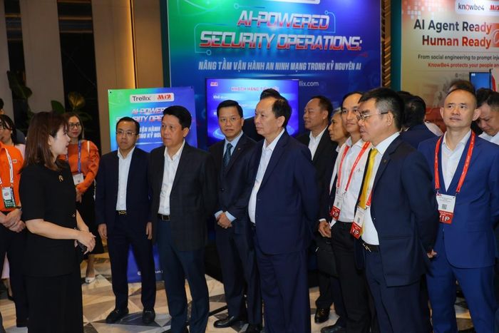 Các đại biểu tham quan triển lãm công nghệ bên lề Sự kiện