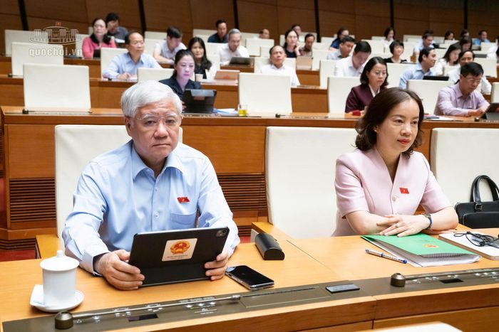 Phó Chủ tịch Thường trực Quốc hội Đỗ Văn Chiến cùng các đại biểu tại Phiên họp