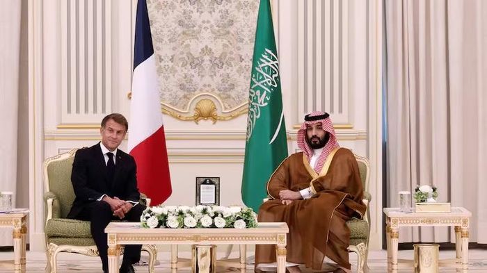 Tổng thống Pháp Emmanuel Macron gặp Thái tử Arab Saudi Mohammed bin Salman tại Riyadh. Ảnh: Reuters
