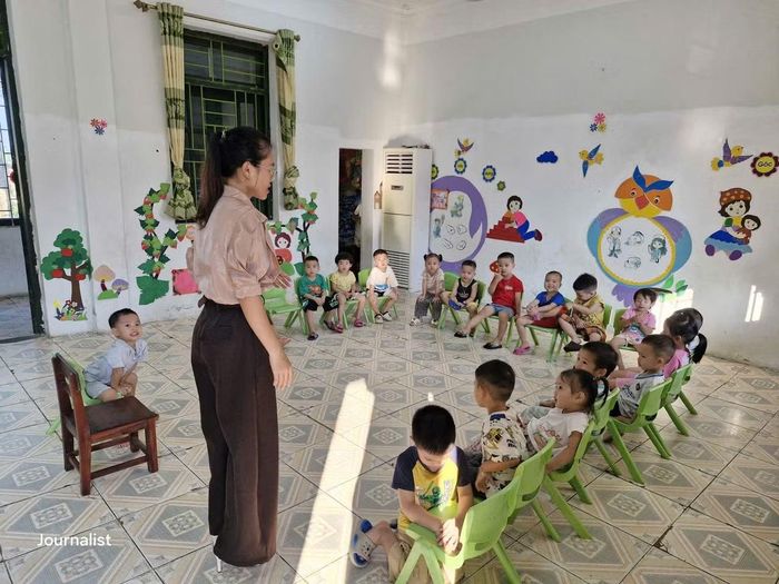 Sau khi phát hiện sự việc, nhà trường đã tạm đình chỉ 2 cô giáo (Lớp 3 - 4) và bố trí các giáo viên dạy thay.