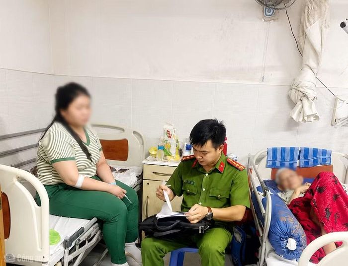 Cán bộ Công an TP Cần Thơ kịp thời cứu người phụ nữ gặp nguy hiểm giữa dòng nước xiết.