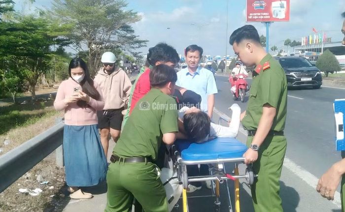 Cán bộ chiến sĩ Công an TP Cần Thơ kịp thời hỗ trợ người bị nạn giữa đường.