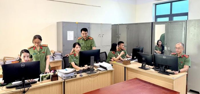Lãnh đạo đơn vị và CBCS tập trung rà soát, phân loại, sắp xếp hồ sơ, chuẩn hóa và làm sạch dữ liệu.