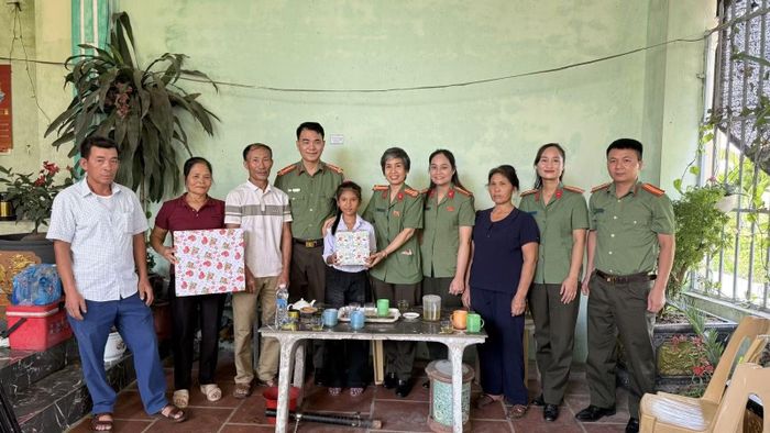 Hội Phụ nữ Phòng Hồ sơ nghiệp vụ đã nhận đỡ đầu em Nguyễn Thu Hà, 9 tuổi, ở xã Yên Ninh, mồ côi cả cha lẫn mẹ.