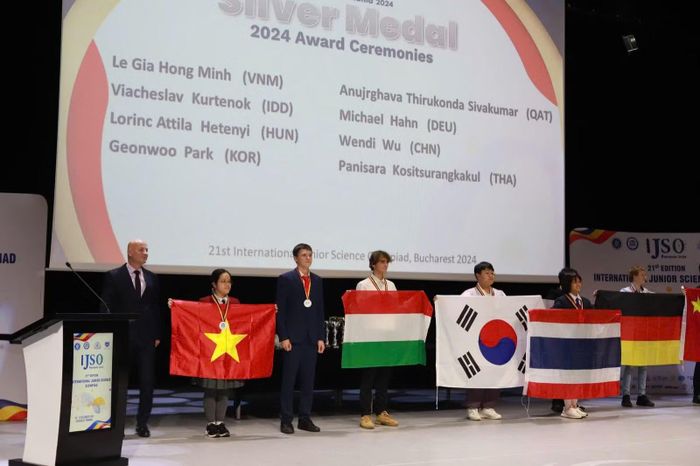 Lê Gia Hồng Minh (thứ hai từ trái sang) xuất sắc giành Huy chương Bạc IJSO 2024 tại Romania vào năm 2024.