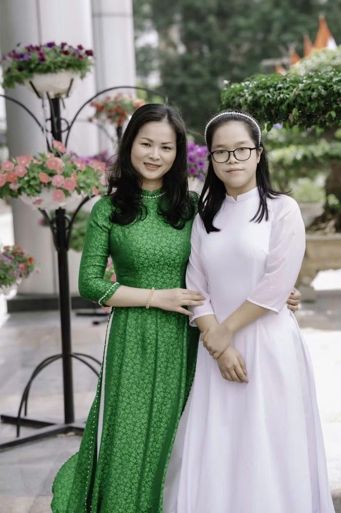 Lê Gia Hồng Minh và mẹ, người đã đồng hành, theo sát những bước trưởng thành của em.