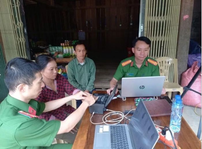 Công an xã đến nhà dân để làm sạch dữ liệu dân cư trên địa bàn, với tiêu chí “Đúng, đủ, sạch, sống”