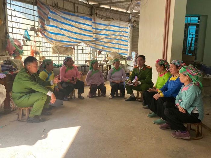 Công an xã Sin Suối Hồ thường xuyên xuống bản gặp gỡ bà con, tuyên truyền pháp luật