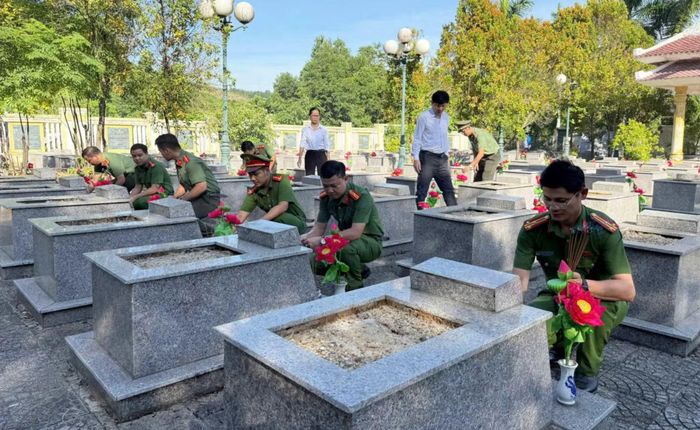 Lực lượng Công an xã Bến Giằng thắp hương tri ân các anh hùng, liệt sĩ.