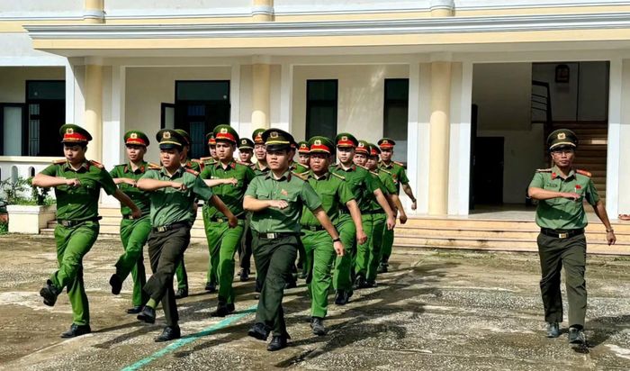 Công an xã Bến Giằng triển khai tập huấn điều lệnh, quân sự, võ thuật phục vụ công tác.