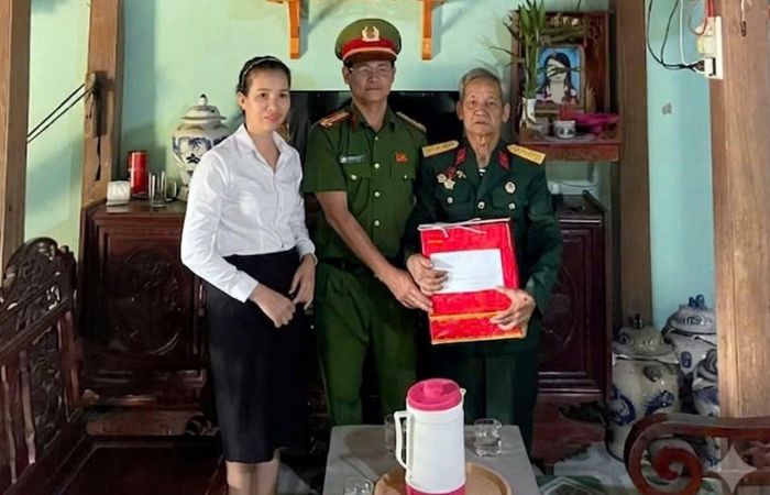 Cán bộ Công an xã Bến Giằng thăm, tặng quà người có uy tín và hộ dân có hoàn cảnh khó khăn trên địa bàn.