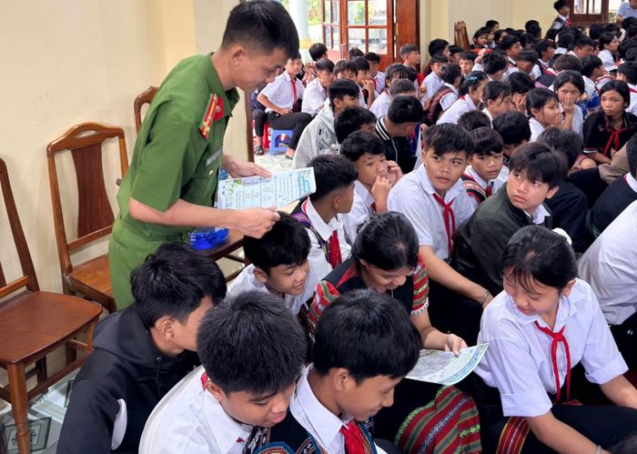 Công an xã Bến Giằng đẩy mạnh tuyên truyền phổ biến kiến thức pháp luật cho học sinh.