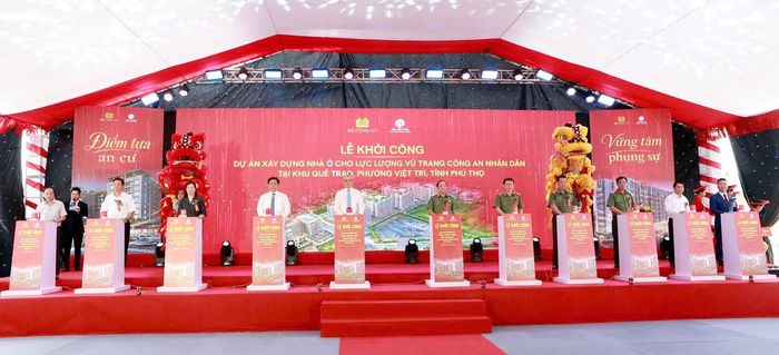  Các đại biểu thực hiện nghi thức bấm nút khởi công Dự án xây dựng nhà ở cho lực lượng vũ trang Công an nhân dân tại khu Quế Trạo. 