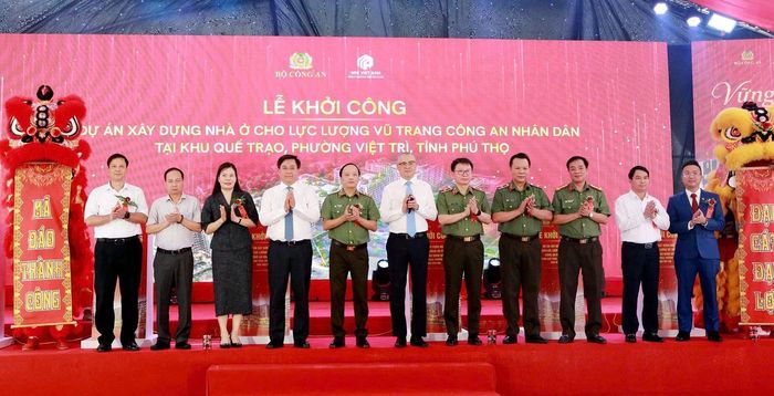 Các đại biểu chụp ảnh lưu niệm tại lễ khởi công.