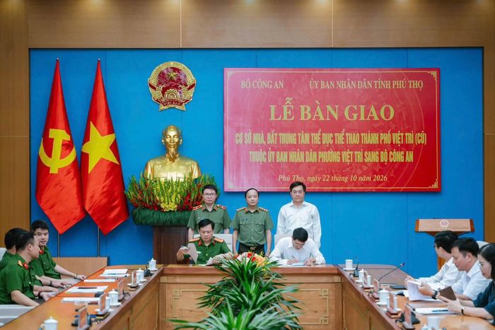Đại diện UBND phường Việt Trì và Bộ Tư lệnh Cảnh sát cơ động ký kết biên bản bàn giao, tiếp nhận tài sản công theo quy định.