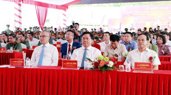 Thứ trưởng Đặng Hồng Đức, Bí thư Tỉnh ủy Phú Thọ Phạm Đại Dương cùng các đại biểu tại lễ khởi công.