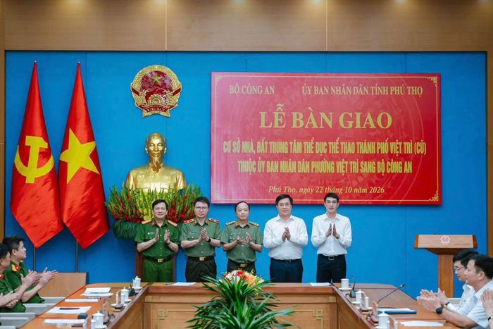 Thứ trưởng Đặng Hồng Đức, Chủ tịch UBND tỉnh Phú Thọ Trần Duy Đông cùng các đại biểu tại lễ bàn giao.