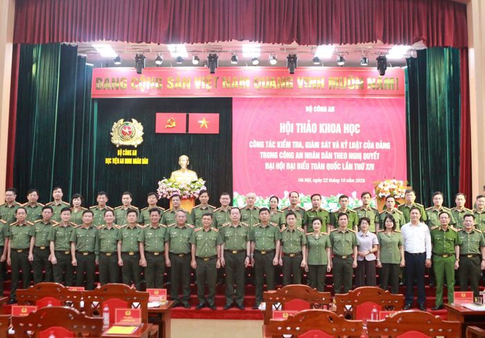 Các đại biểu chụp ảnh lưu niệm tại hội thảo.
