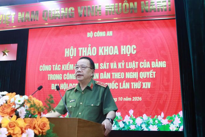 Trung tướng, TS Nguyễn Văn Trung, Thủ trưởng Cơ quan Ủy ban Kiểm tra Đảng ủy Công an Trung ương phát biểu tại hội thảo.