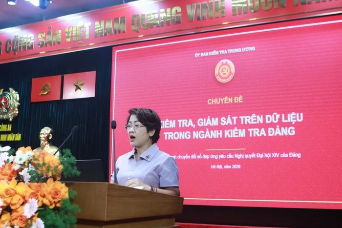  Các đại biểu trình bày tham luận, đóng góp ý kiến tại hội thảo. 