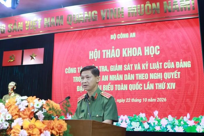 Thiếu tướng, PGS.TS Trần Anh Vũ, Phó Giám đốc Học viện ANND phát biểu khai mạc và đề dẫn hội thảo.