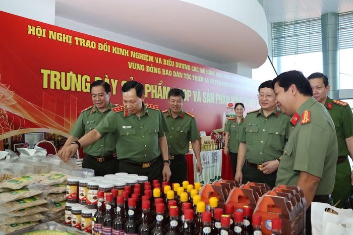Thứ trưởng Lê Văn Tuyến tham quan khu vực trưng bày sản phẩm OCOP.