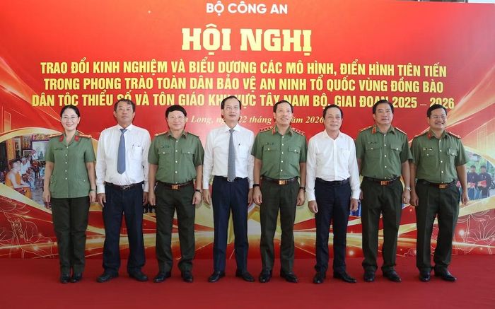 Thứ trưởng Lê Văn Tuyến cùng lãnh đạo Tỉnh ủy, UBND tỉnh Vĩnh Long, Công an các đơn vị, địa phương tham dự hội nghị.