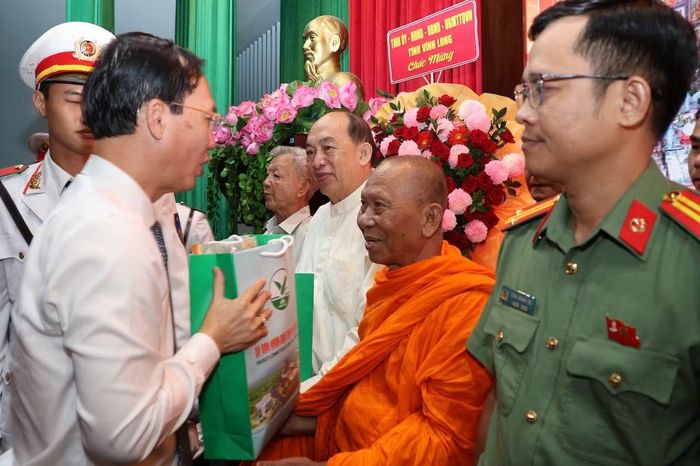 Thứ trưởng Lê Văn Tuyến; Chủ tịch UBND tỉnh Vĩnh Long Trần Trí Quang trao quà của Bộ Công an tặng các điển hình tiên tiến.