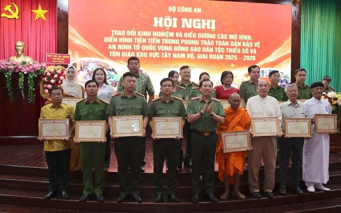 Thứ trưởng Lê Văn Tuyến trao Bằng khen của Bộ trưởng Bộ Công an tặng các tập thể, cá nhân có thành tích xuất sắc.