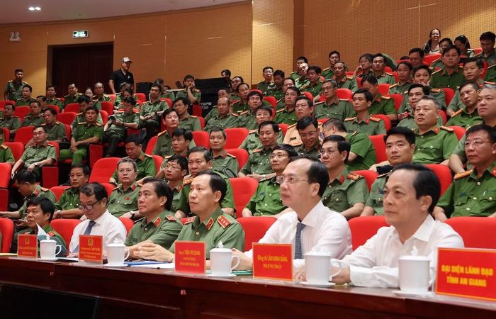 Thứ trưởng Lê Văn Tuyến cùng lãnh đạo Tỉnh ủy, UBND tỉnh Vĩnh Long, lãnh đạo các bộ, ban, ngành Trung ương, Công an các đơn vị, địa phương tham dự hội nghị.