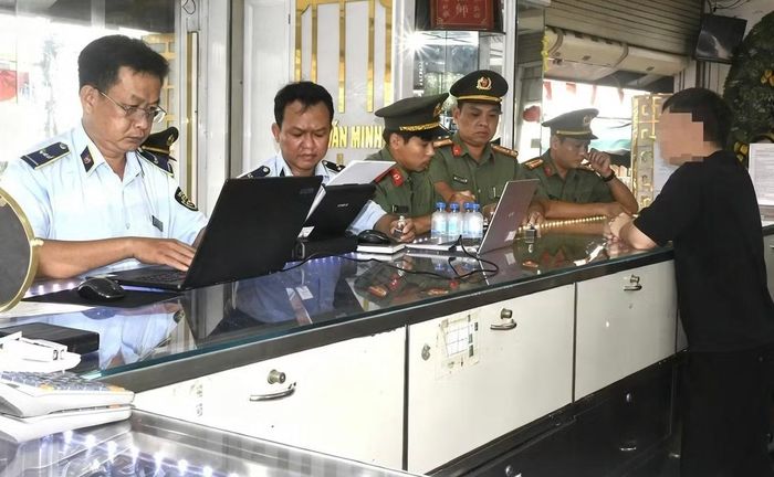 Công an tỉnh Vĩnh Long phối hợp cùng lực lượng Quản lý thị trường kiểm tra doanh nghiệp kinh doanh vàng trang sức, mỹ nghệ trên địa bàn.