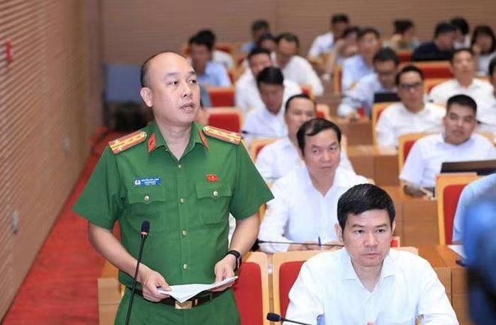 Đại tá Nguyễn Đức Long, Phó Giám đốc Công an TP Hà Nội phát biểu tại phiên chất vấn. Ảnh: HĐND TP Hà Nội
