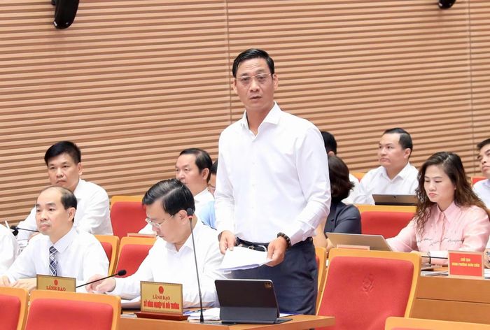 Giám đốc Sở Nông nghiệp và Môi trường Hà Nội Lê Thanh Nam trả lời đại biểu. Ảnh: HDND TP Hà Nội