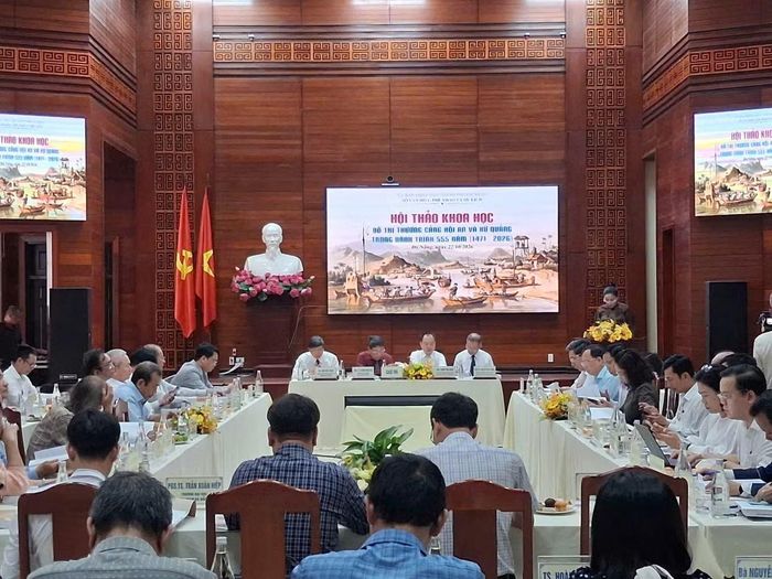 Hơn 100 đại biểu là các nhà khoa học, nhà nghiên cứu và đại diện cơ quan quản lý tham dự hội thảo, cùng trao đổi về những giá trị di sản của Hội An và xứ Quảng.