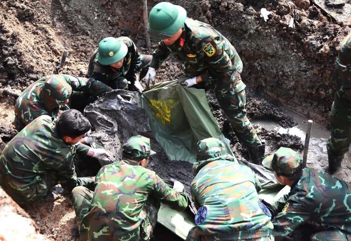 Lực lượng chức năng tìm kiếm và quy tập hài cốt liệt sĩ tại Công viên văn hóa Lê Thị Riêng.