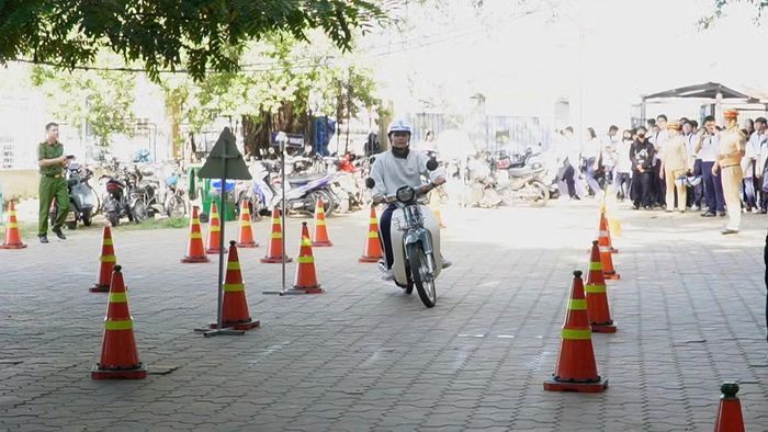 Các em học sinh được thực hành trên sa hình, quan sát biển báo...