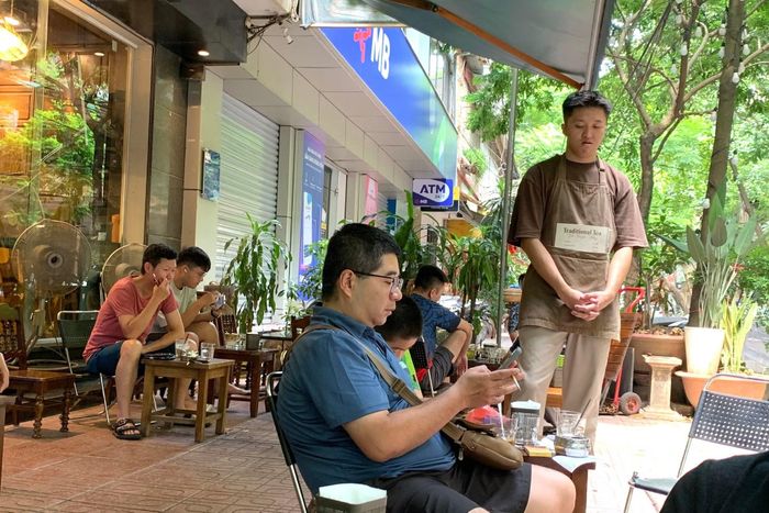 Hút thuốc lá nơi công cộng vẫn diễn ra phổ biến.