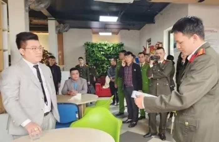 Cơ quan An ninh điều tra công bố quyết định khởi tố bị can đối với Hồ Quốc Thân năm 2025.