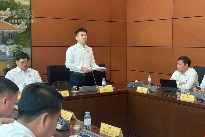 Đại biểu Nguyễn Trung Kiên thảo luận tại tổ.