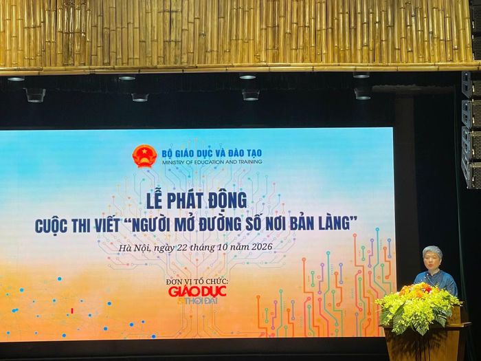 Nhà báo Dương Thanh Hương - Phó Tổng Biên tập Báo Giáo dục và Thời đại thông tin về thể lệ cuộc thi viết 'Người mở đường số nơi bản làng'.