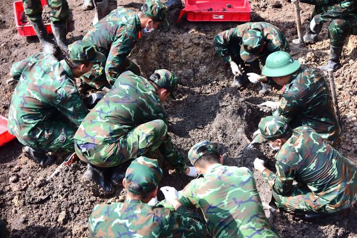 Chỉ trong ngày 22/10, lực lượng tìm kiếm đã phát hiện, quy tập thêm 10 hài cốt liệt sĩ cùng 4 bộ di vật kèm theo.